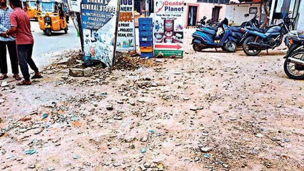 Hyderabad: Himmatpura-Fateh Darwaza road cries for repair
