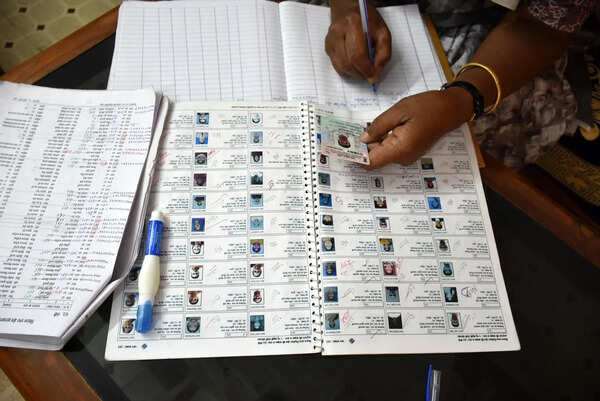 Over 8k BLAs needed for SIR in Pune dist but parties show little haste