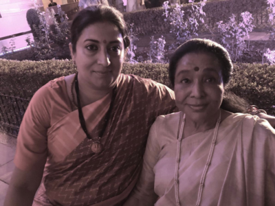 Union Minister Smriti Irani helps veteran Bollywood singer Asha Bhosle after the oath-taking ceremony at Rashtrapati Bhavan