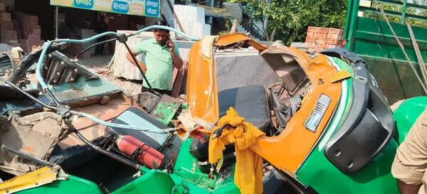Man, son die as autorickshaw collides with ambulance in Agra
