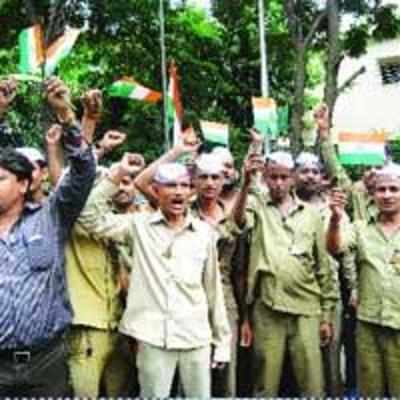 Rickshaw drivers stage a rally to support jan lokpal bill