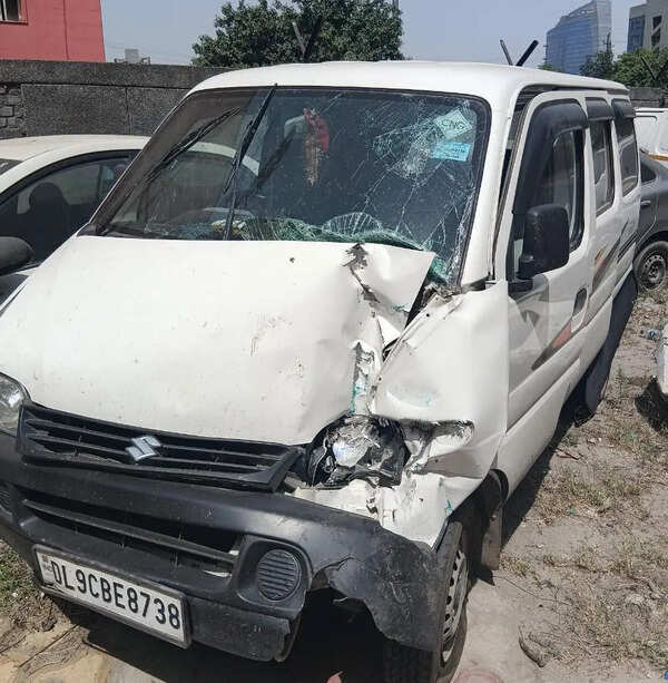 Driver dies as Eeco van rams into his cab in Noida