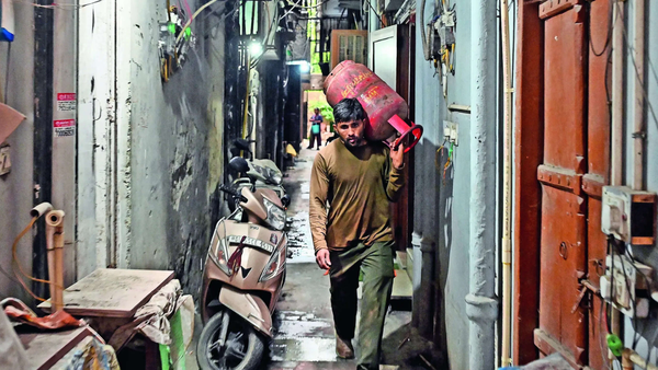 Delhi students’ daily grind: Managing roti, kapda, makaan... LPG crisis