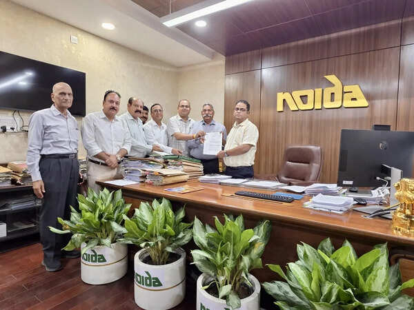Residents meet Noida officials, seek civic redress
