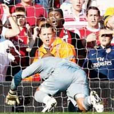 Liverpool, Arsenal defend blundering keepers
