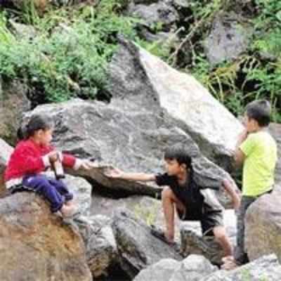 Heavy rain stops rescuers from dropping food packs