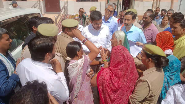 Dead constable’s family protests over land dispute; DM orders probe