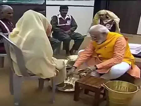 PM Modi&rsquo;s feet-washing picture makes it to BJP pamphlets