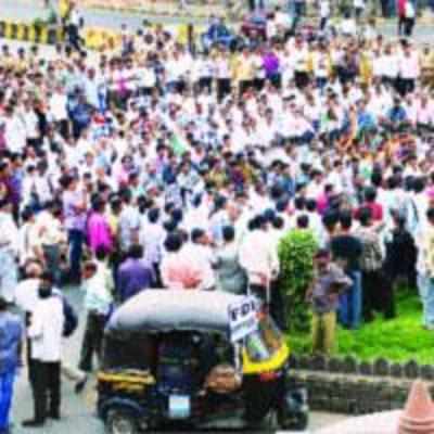APMC traders, mathadis protest FDI in retail sector