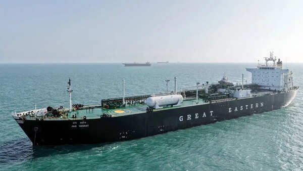 Iran oil tankers go dark to sail past US blockade
