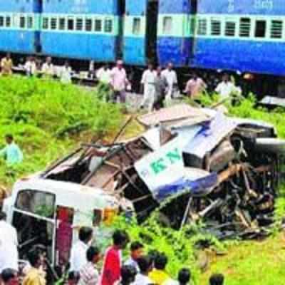 11 dead in Tamil Nadu as train hits mini-bus