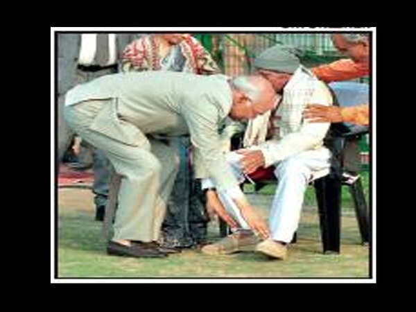 President Ram Nath Kovind alights from dais to touch feet of his 92-year-old teacher