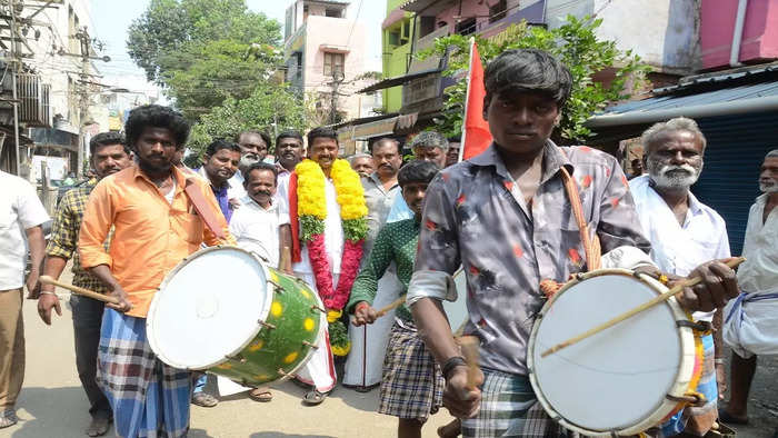 CPM candidate Nagarajan gets a warm welcome at Jaihindpuram after winning from Ward 80 of Madurai Corporation.