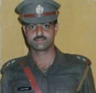 Jammu & Kashmir: Policeman lynched outside Srinagar's Jamia Masjid