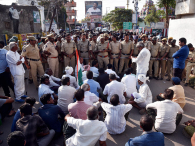 Andhra Pradesh: Farmers, women of Amaravati surround assembly, shock police