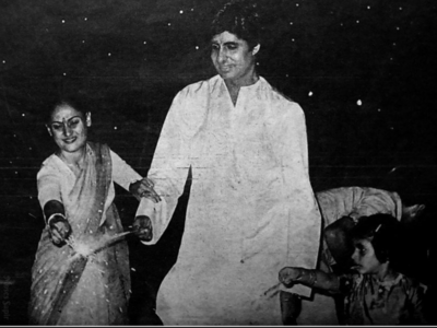 Throwback: Photos of Amitabh Bachchan celebrating Diwali with his family are priceless