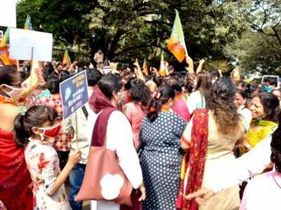 Bandra: BJP Mahila Morcha protest against inflated electricity bills, social distancing goes for a toss