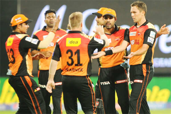 Warner & Boult do the trick as SRH defend 150