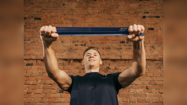 6 resistance band workouts for increased muscle and bulking up