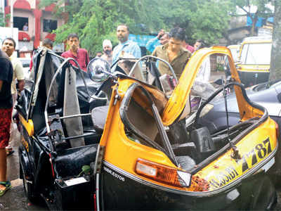 One killed, two injured as tree branch falls on auto