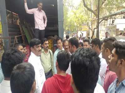 Hawkers attack residents and MNS leader Sanjay Kulthe's son in Ghatkopar