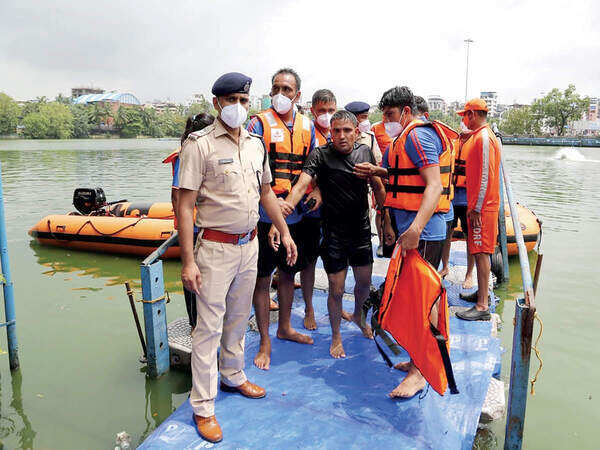 CR sets up five teams with inflatable boats to rescue passengers during flood