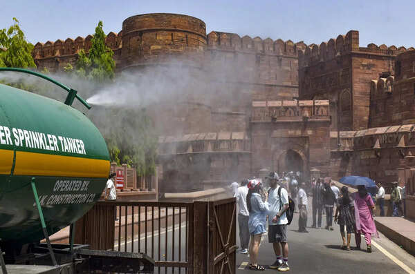 Heatwave alert in Agra till April 25; admin issues safety advisory