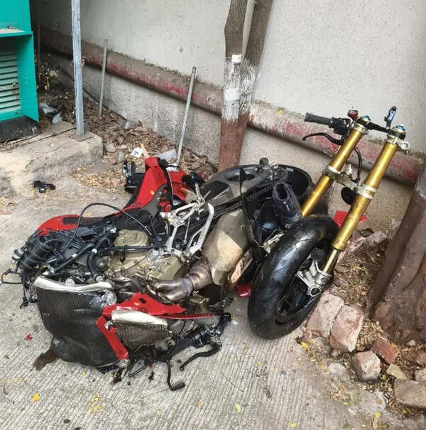 Seafarer racing sports bike on Palm Beach Road in Navi Mumbai crashes into cab, severely injured