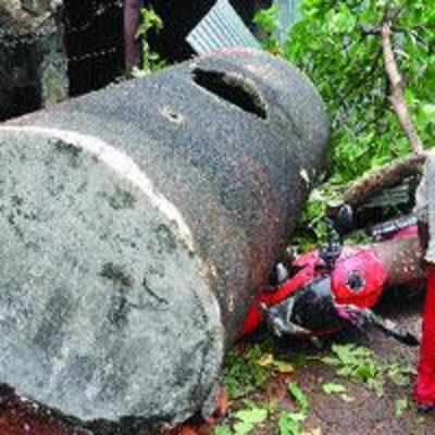 Water tank falls on foothpath, no one hurt