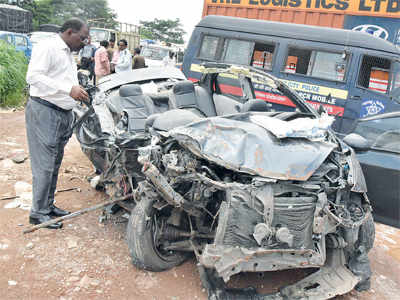Four techies dead in car-bus crash