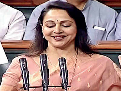 Against orders, LS MPs raise slogans during oath-taking