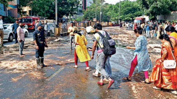 Oil spills from lorry at Masab Tank, traffic hit