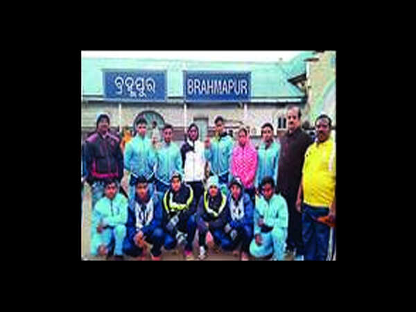 Weightlifting champs get a hero’s welcome on arrival