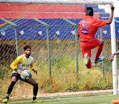 Bangalore Mars coast past 10-man Royals