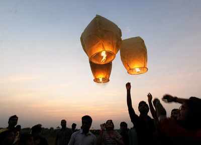 Mumbai Police bans use of flying lanterns this Diwali