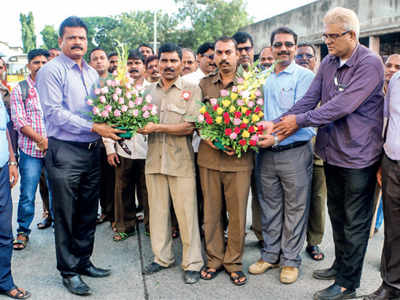 BEST chief felicitates driver, conductor who saved ailing passenger