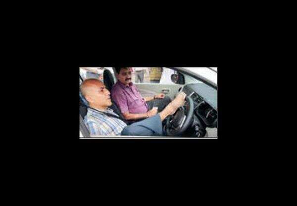 <p>Man without arms drives past barriers, gets a licence</p>