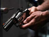 32-yr-old shot at during robbery bid by aide, dies