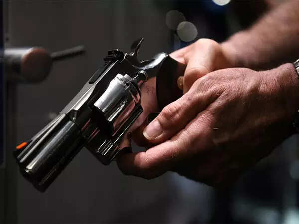 32-yr-old shot at during robbery bid by aide, dies
