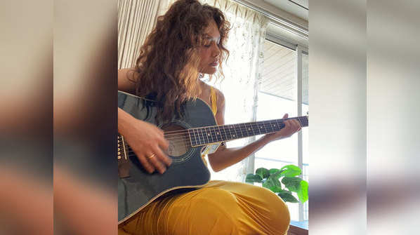 ​Esha Gupta found a new hobby? Learning guitar amid quarantine
