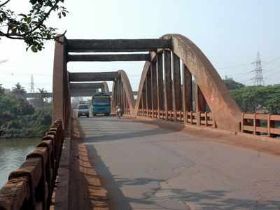 Tamil Nadu: Remains of British-era bridge reappear in Dhanushkodi after 50 years