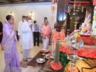 In Pictures: NCP chief Sharad Pawar visited the residence of CM Uddhav Thackeray to offer prayers