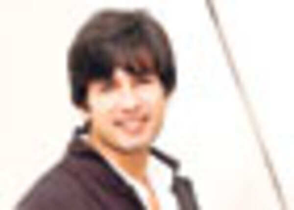 Fans damage Shahid’s car
