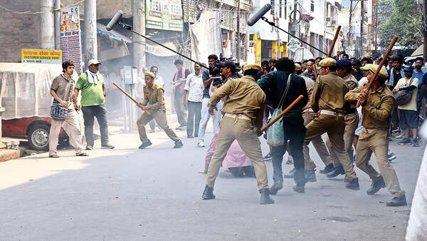 Friends Anubhav Sinha and Sudhir Mishra shoot a riot scene in Kanpur
