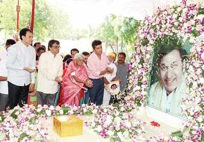 Kannada superstar Rajkumar's birthday celebrations: Fans came out in numbers at his memorial at Sri Kanteerava Studios in Bengaluru
