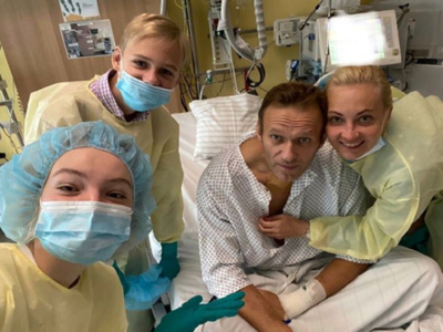 Alexei Navalny posts photo of himself online, says he can breathe