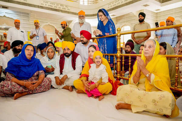 Punjab CM, family members offer prayers at city gurdwara