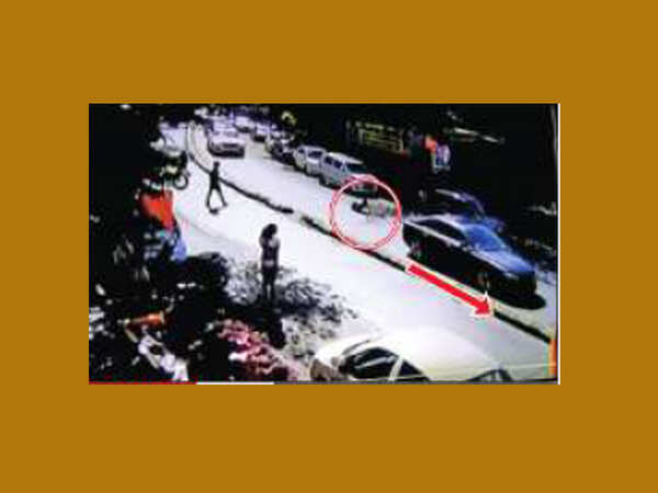 Mumbai: Godman's convoy runs over flower vendor's leg