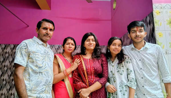 Mechanic’s daughter scores 98.2% in CBSE Class 12 exam, dreams to become IAS