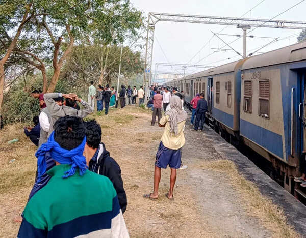 Commuters rue delay of trains in letters to PM, rly minister